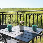 Lilia каваци, Apartmán